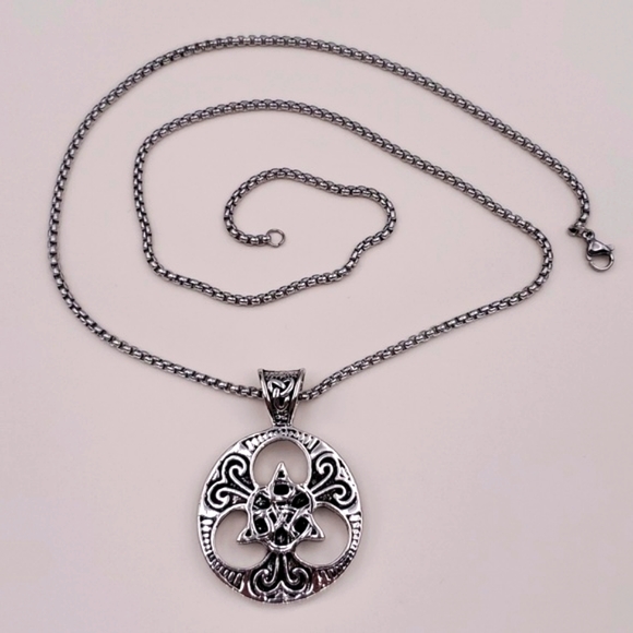 Celtic Knot Silver Tone Chain Pendant Necklace - Picture 3 of 6